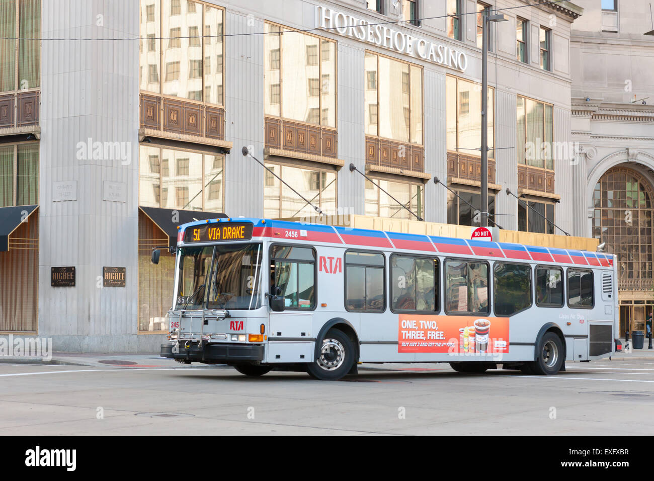 Grand Cleveland Regional Transit Authority (RTA) bus 51 passe par place publique dans le centre-ville de Cleveland, Ohio. Banque D'Images