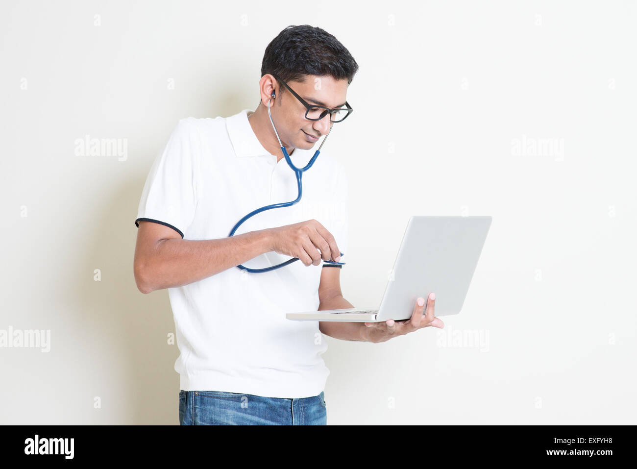 Concept de logiciels espions ou malveillants. Ingénieur en informatique indiens diagnostiquer virus a infecté un pc avec stéthoscope. Asian man standing sur du ba Banque D'Images