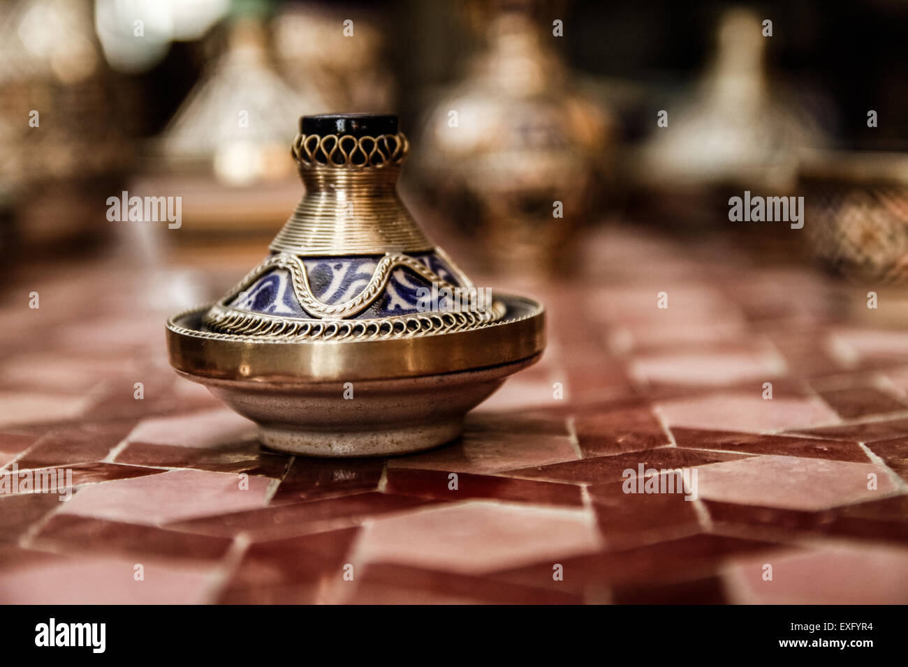 Minuscules Tagines marocains colorés pour les épices Banque D'Images