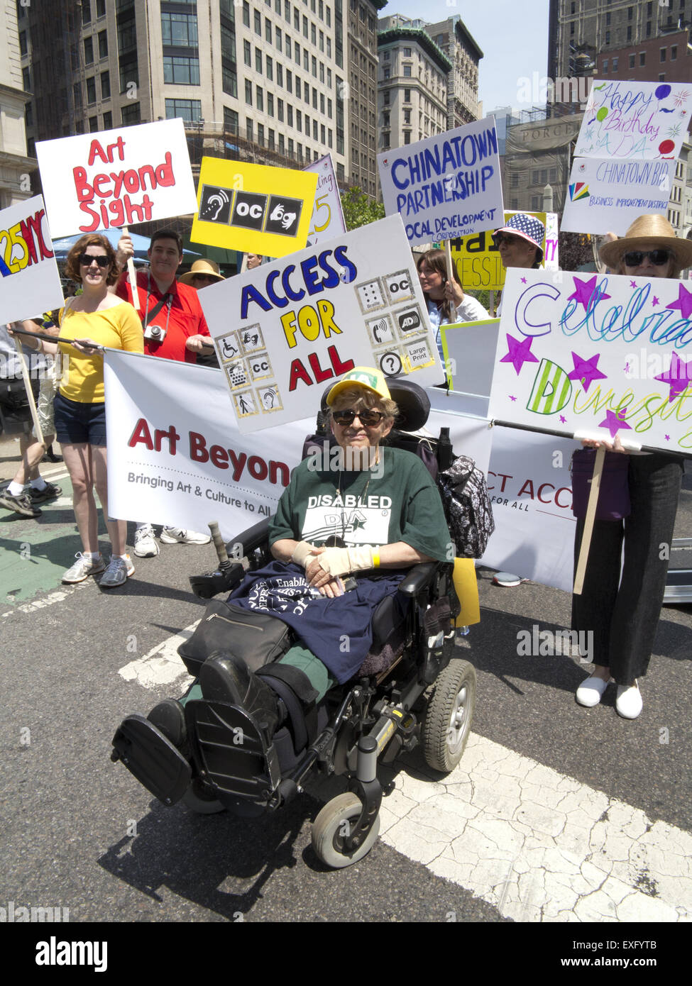 Les personnes handicapées et leurs partisans en mars la première invalidité annuel Pride Parade à New York le 12 juillet 2015. Banque D'Images