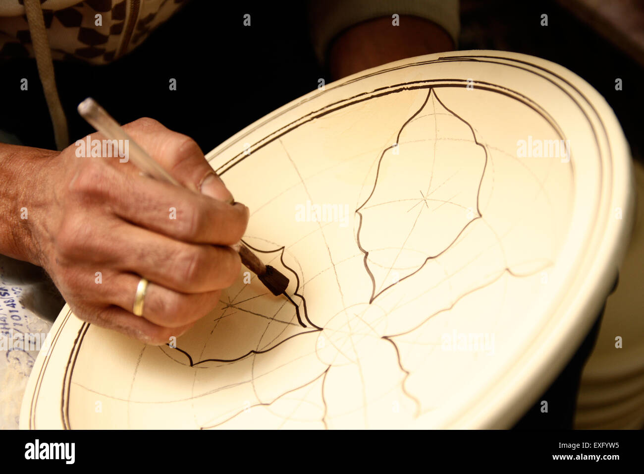 Plaque en céramique marocaine fabriquée à la main avec dessins artistiques d'un Artisan Banque D'Images