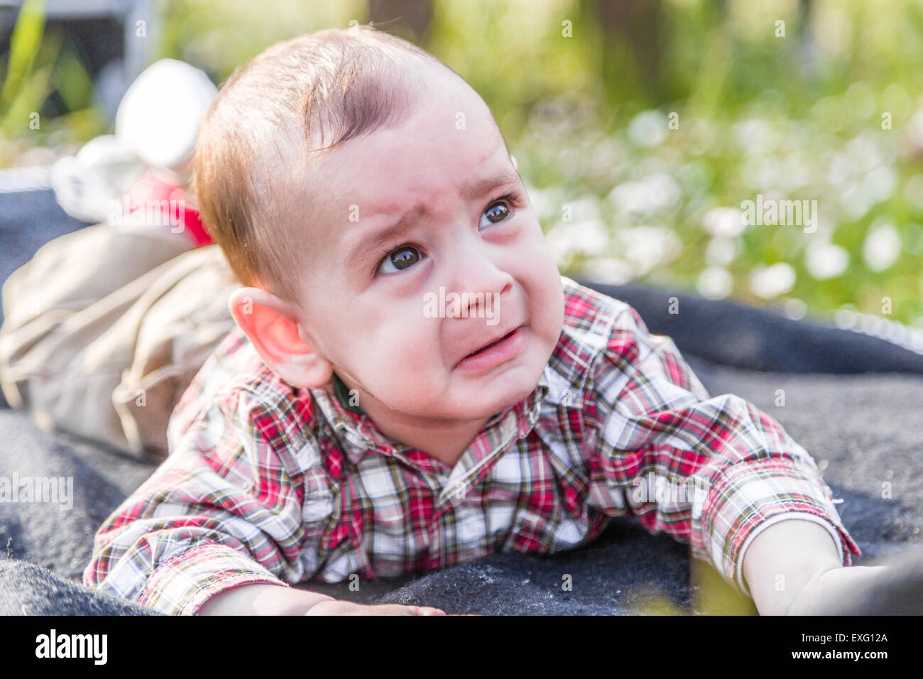 Mignon Bebe De 6 Mois Avec Les Cheveux Brun Clair En Chemise A Carreaux Rouge Et Beige Pantalon Montre Un Regard Desespere Mais Malheureusement Fanny Face Photo Stock Alamy