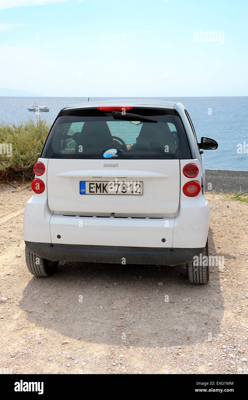 Location de voitures smart un véhicule stationné à Kamari, sur l'île de Santorin, Grèce. Banque D'Images