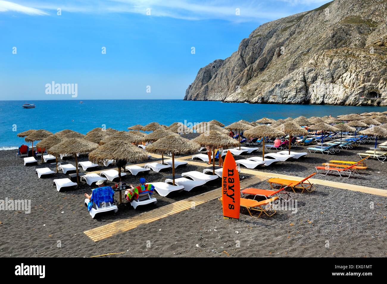 La plage de Kamari Santorini Grèce Banque D'Images