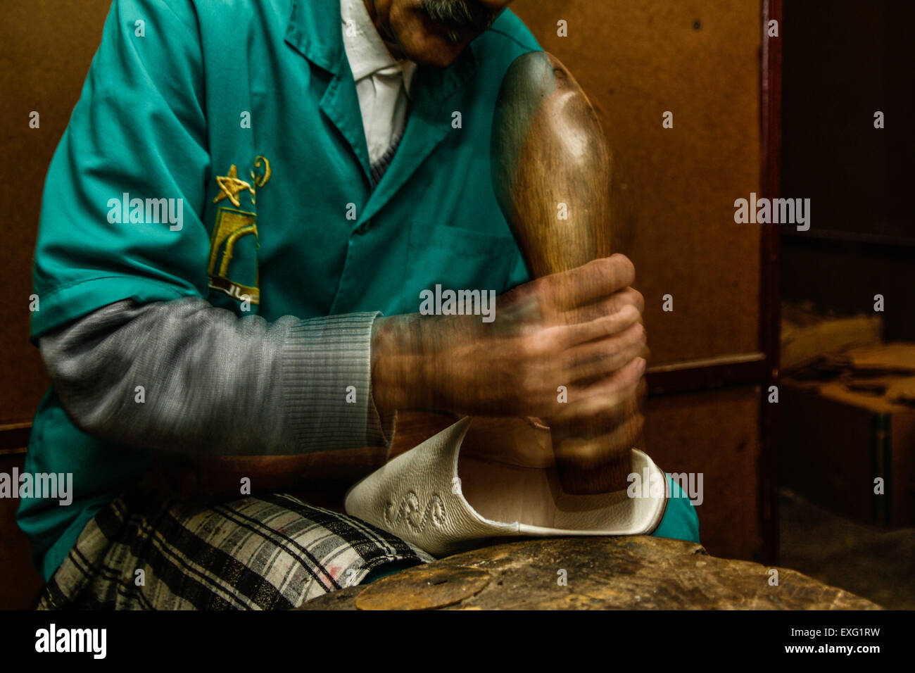 Fez Artisan au milieu de l'élaboration d'un Belgha, un Slipper marocain traditionnel Banque D'Images