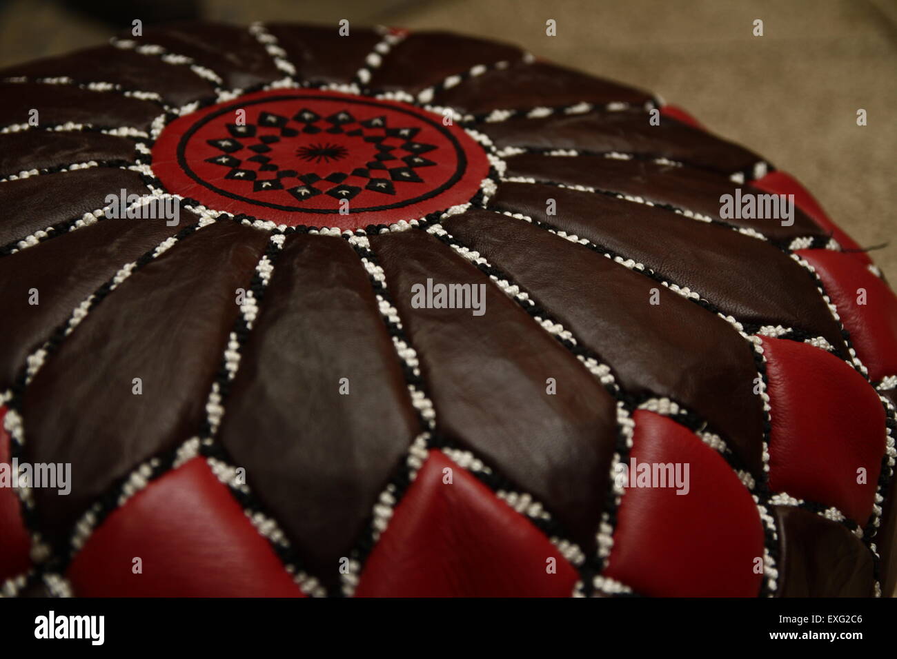 Marocain marron en cuir pouf pouf retro Banque D'Images