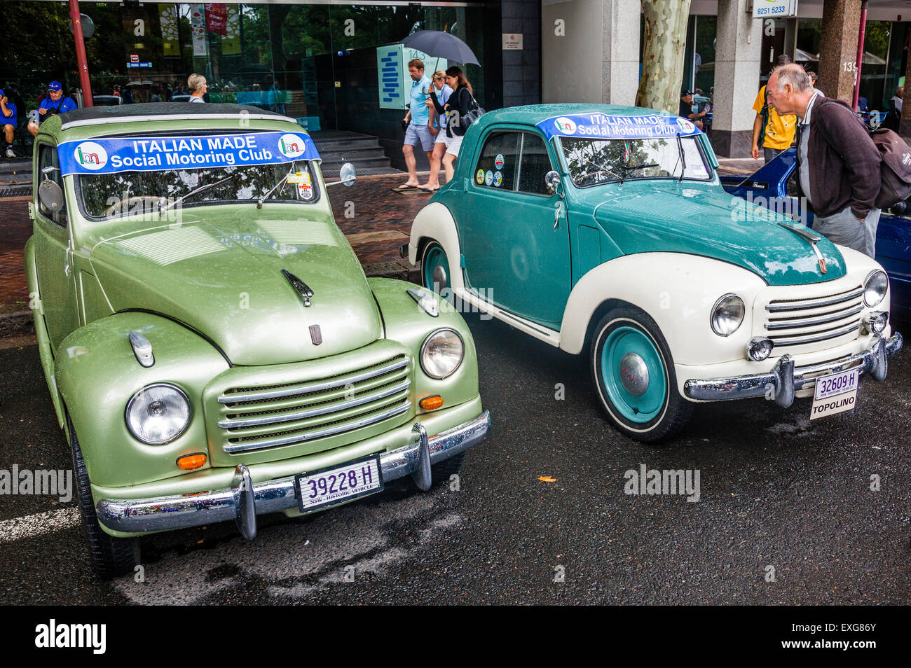 L'Australie, New South Wales, Sydney, 1954 et 1949 Fiat 500C Topolino Coupé, exposées dans la rue Macquarie au cours de CARnivale sur Au Banque D'Images