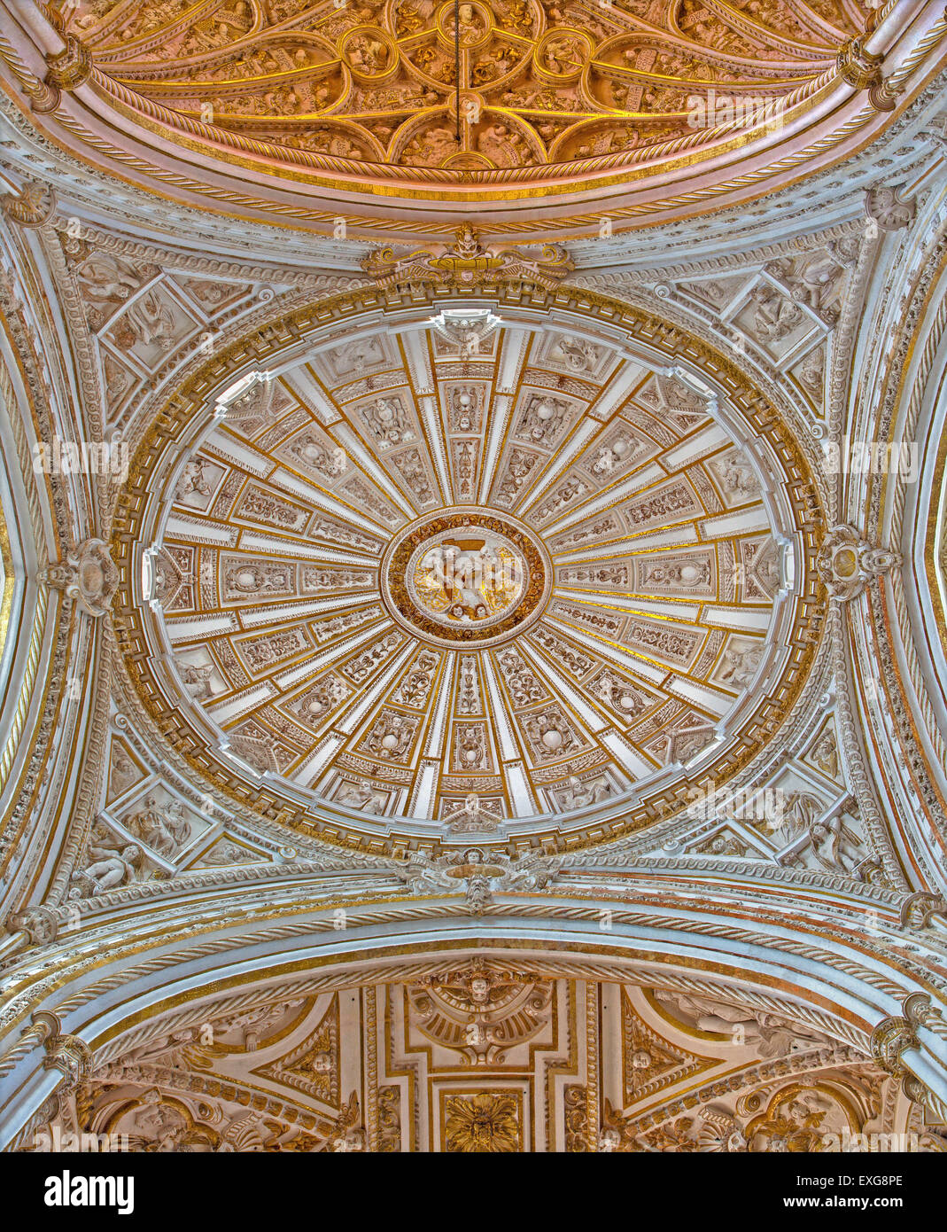 Cordoue, Espagne - 28 MAI 2015 : coupole de la chapelle principale avec la voûte gothique et baroque. Banque D'Images