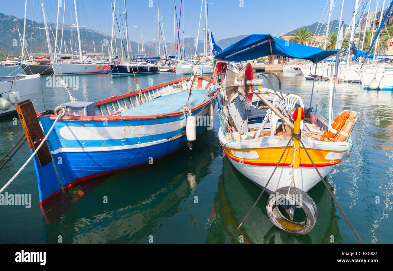 Bateaux de pêche en bois colorés amarrés dans la ville de Propriano, Corse, France Banque D'Images