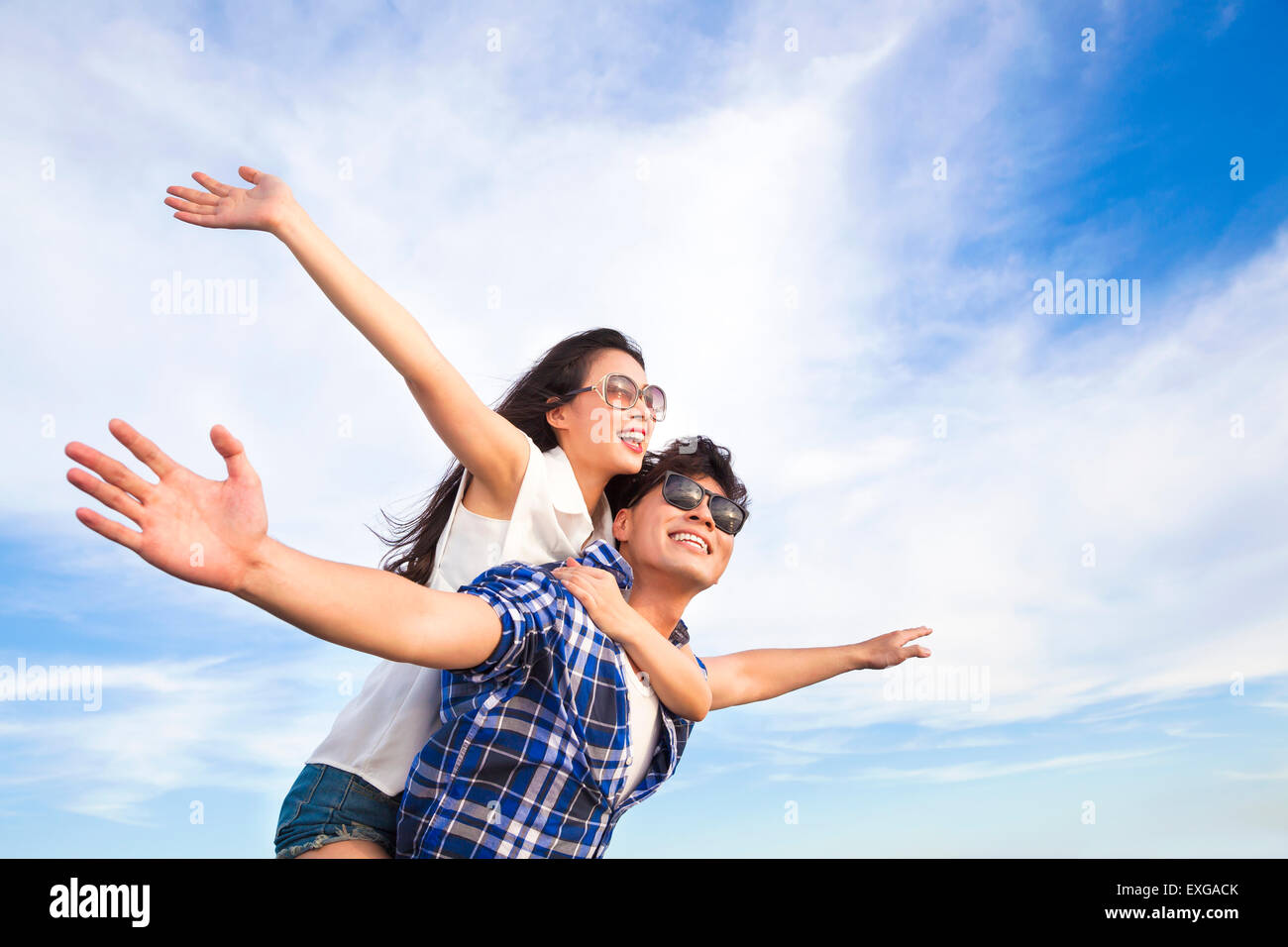 Happy young couple having fun et profitez de vacances d'été Banque D'Images