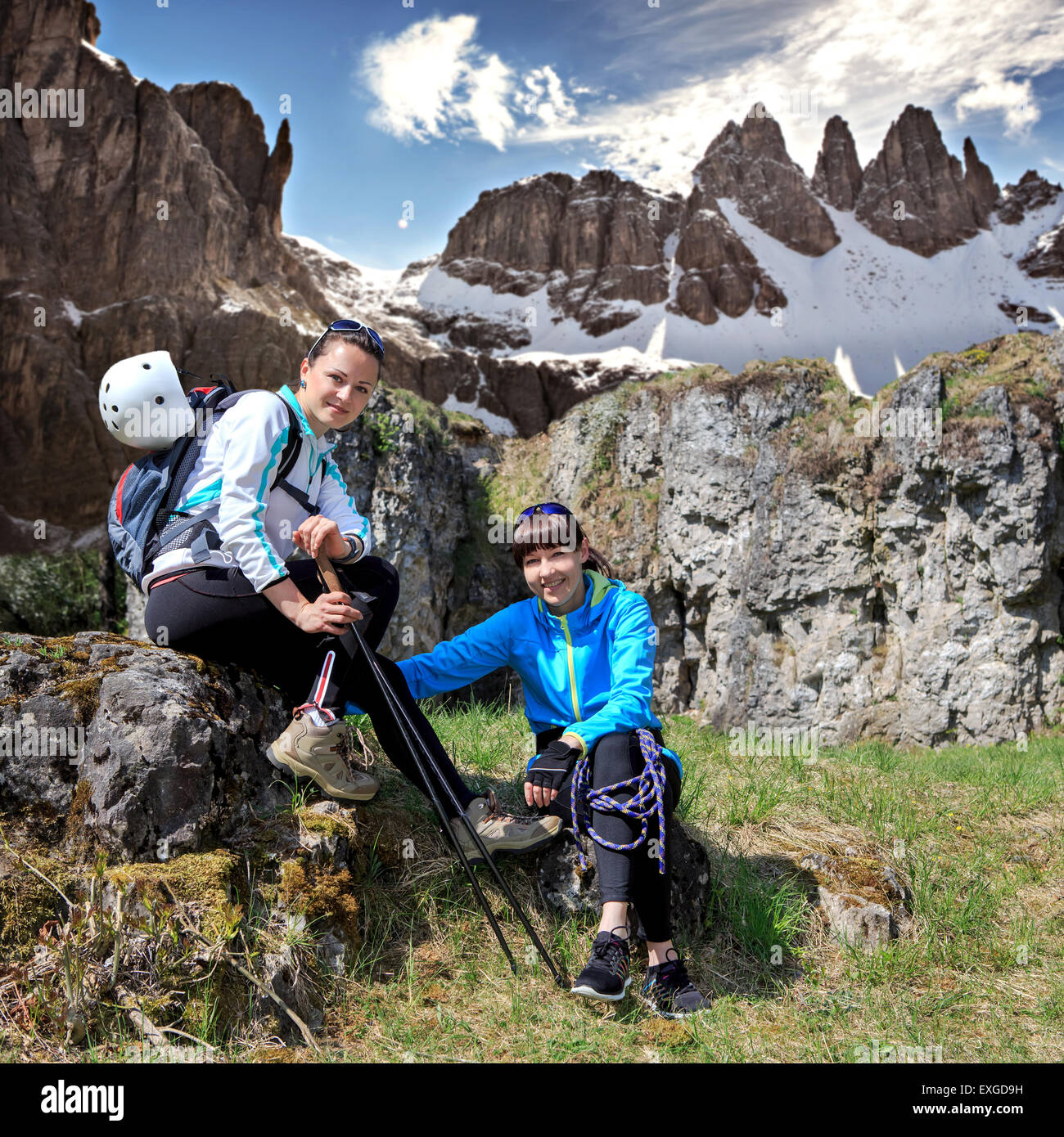 Femme randonnées en montagne Banque D'Images