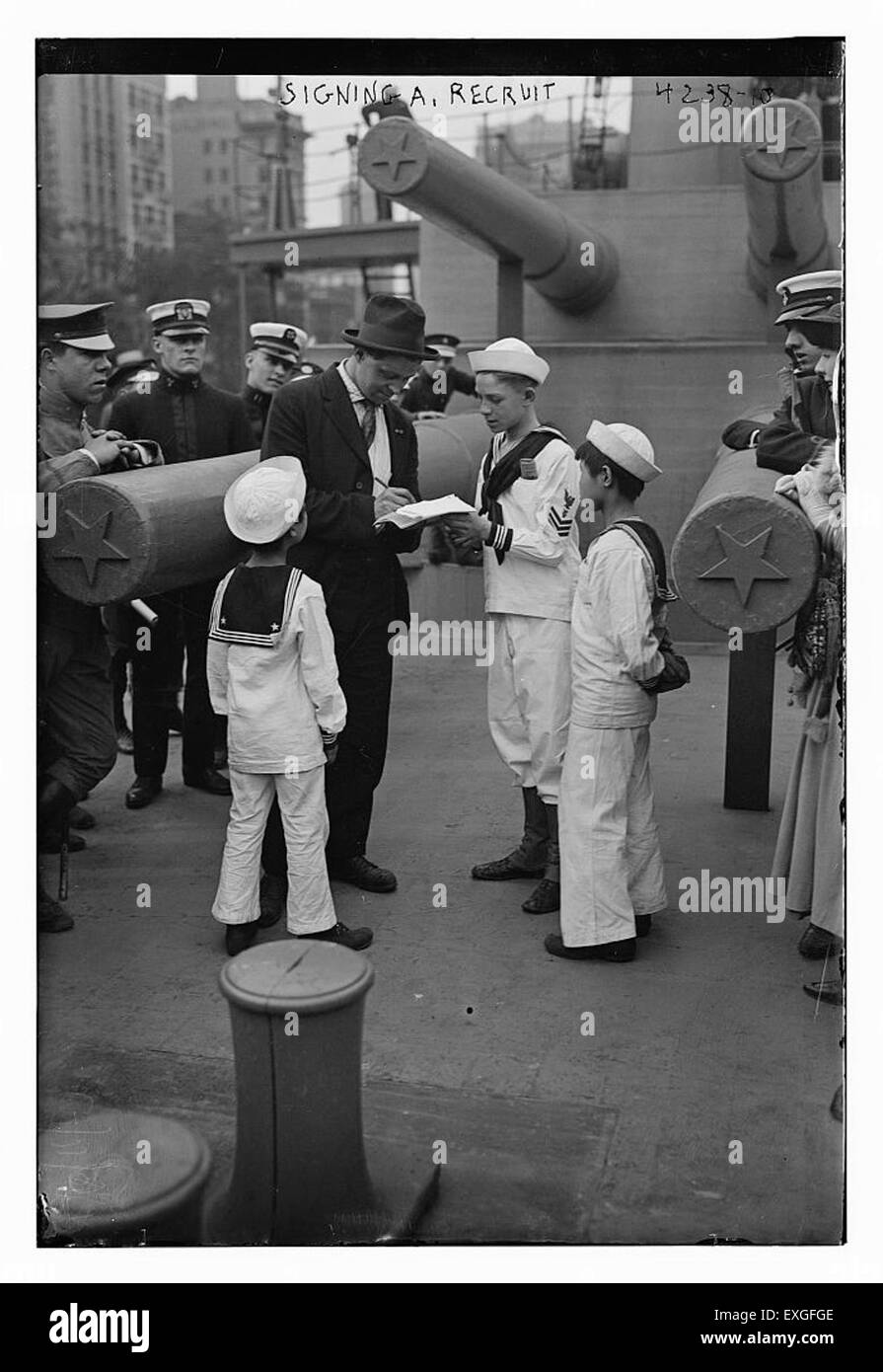 Cette photographie capture un moment historique du recrutement militaire, montrant la signature d'une nouvelle recrue. L'image met l'accent sur le processus formel et l'importance de l'enrôlement dans le service militaire pendant une période donnée. Banque D'Images