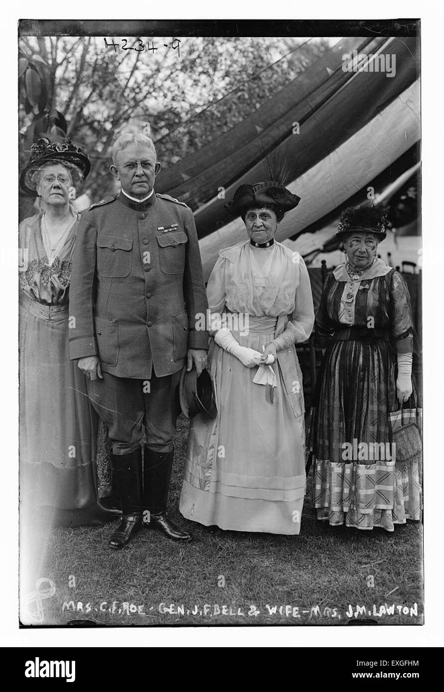 Cette photographie historique montre MRS CF Roe, le général JF Bell et sa femme. L'image est un moment notable dans l'histoire sociale du début du XXe siècle, capturant des personnalités influentes d'un milieu militaire et sociétal. Banque D'Images