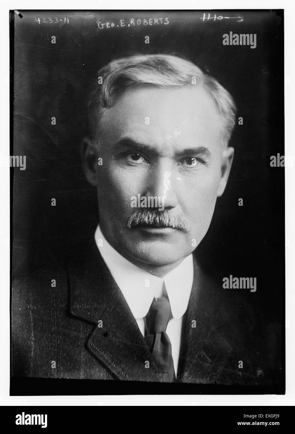 Portrait de Geo E. Roberts, probablement un personnage notable du début du XXe siècle. L'image capture un moment dans le temps, soulignant les traits du visage et l'expression du sujet. Banque D'Images