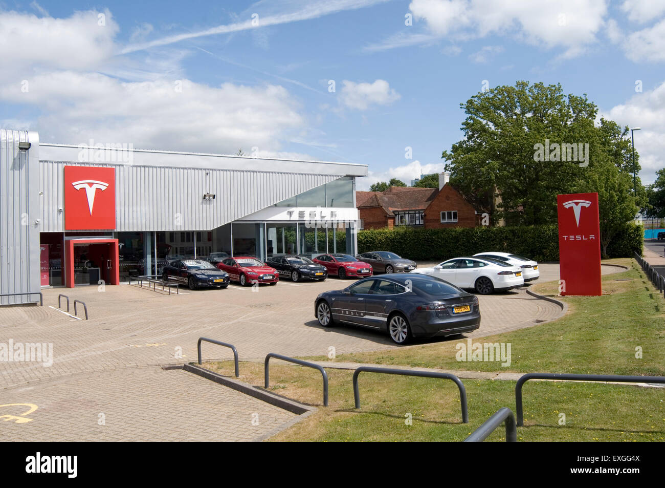 Voiture électrique tesla concessionnaires automobile Concessionnaires concessionnaires franchisés s modèles non modèle gamme Crawley uk Banque D'Images