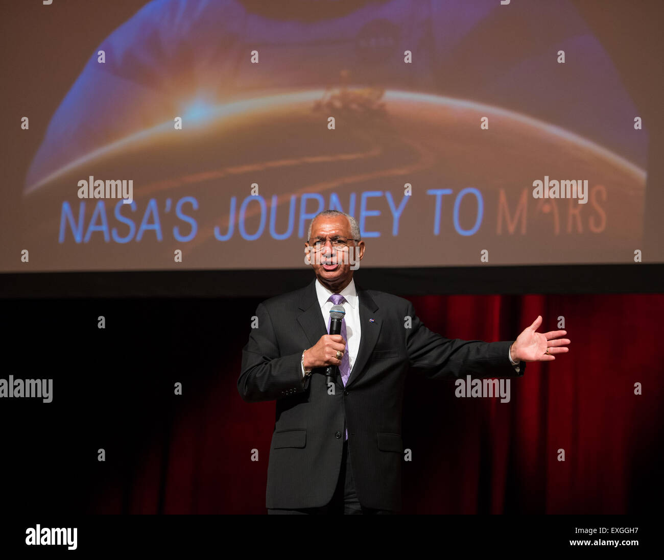 L'administrateur de la NASA Charles Bolden répond à la question d'un membre de l'assistance au sommet des êtres humains vers Mars le mardi 5 mai 2015 à l'Université George Washington à Washington, DC. Bolden administrateur de la NASA a parlé de chemin d'accès à l'exploration humaine de Mars. Banque D'Images