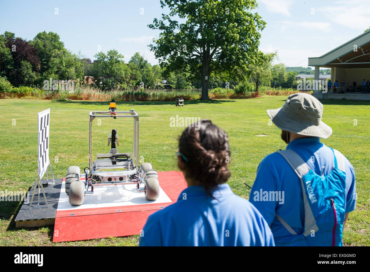 L'Oregon State University de l'équipe Mars Rover robot est visible sur la plate-forme de départ lors de sa tentative de le défi de niveau 1 au cours de l'échantillon 2015 Défi Robot de retour, le mercredi 10 juin 2015 à Worcester Polytechnic Institute (WPI) à Worcester, Mass., 16 équipes sont en compétition pour un montant de 1,5 millions de bourse de la NASA. Les équipes seront tenus de démontrer des robots autonomes capables de localiser et de prélever des échantillons d'une vaste et diversifié, de l'exploitation sans contrôle de l'homme. L'objectif de ce Centenaire de la NASA-WPI défi consiste à encourager les innovations dans la navigation autonome et roboti Banque D'Images
