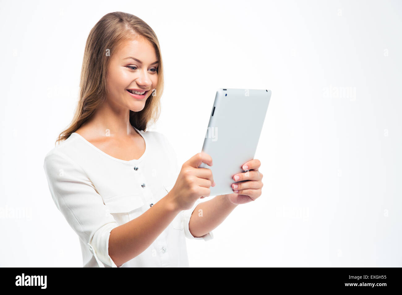Happy young woman using tablet computer isolé sur fond blanc Banque D'Images