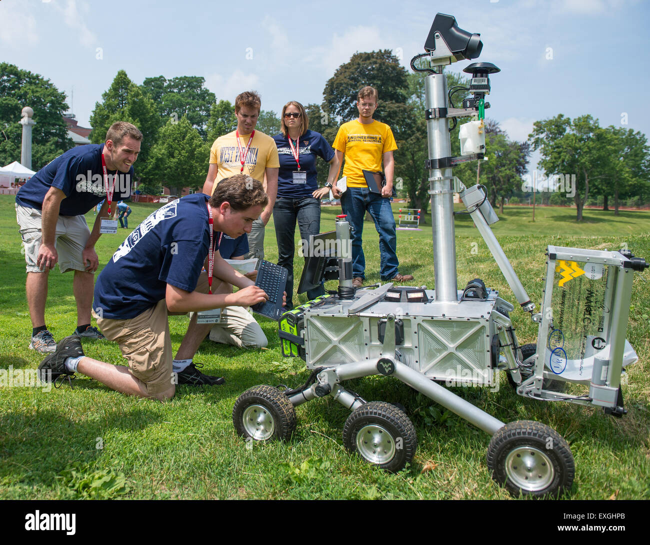 L'équipe Mountaineers de l'Université de Virginie-occidentale participe au Sample Return robot Challenge 2015, effectuant une tâche de mise à jour des communications pour simuler les mises à jour logicielles pour les robots d'exploration planétaire. Seize équipes sont en compétition pour une bourse de la NASA à Worcester, Massachusetts. Banque D'Images