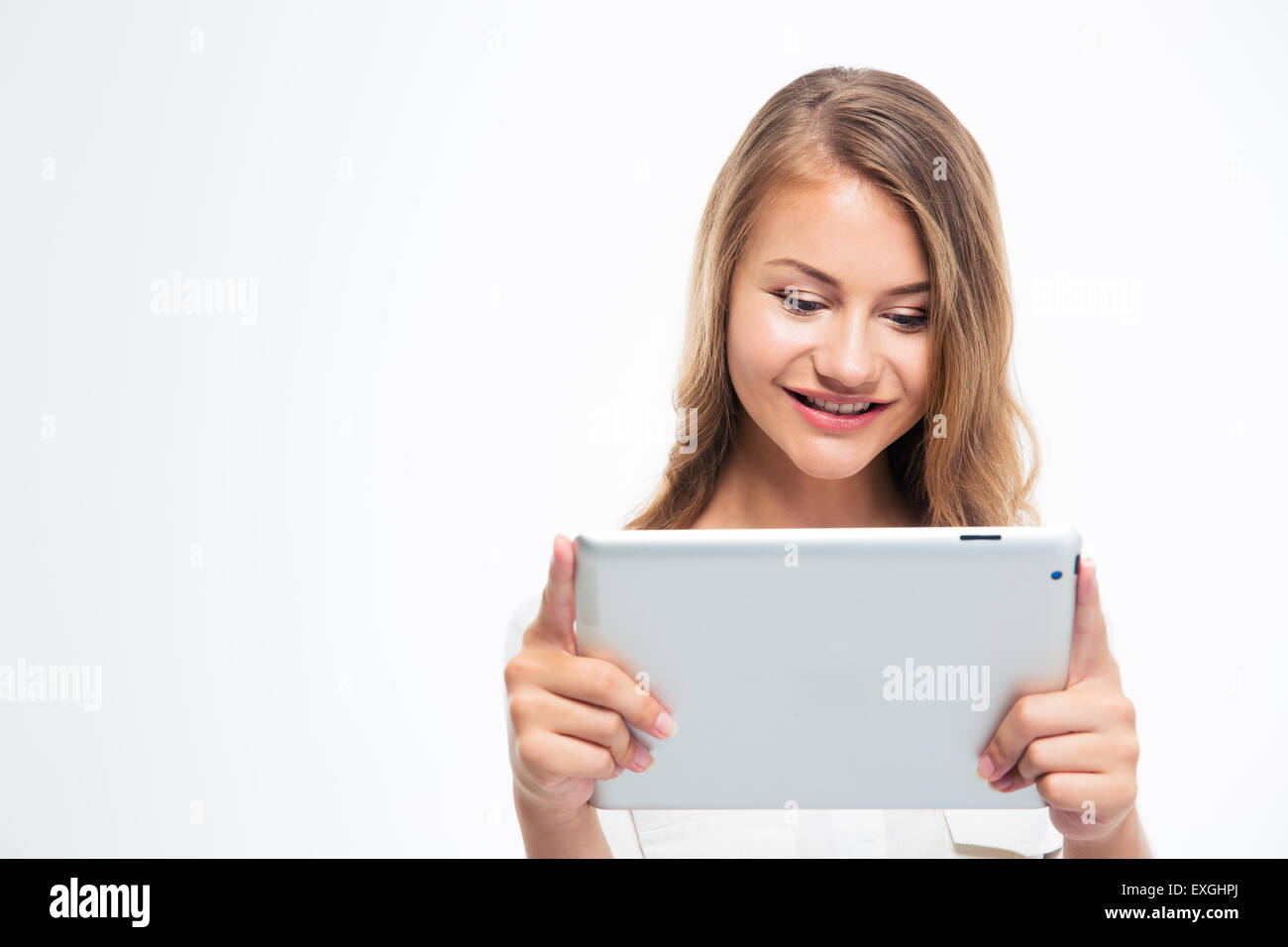 Portrait of a young woman using tablet computer isolé sur fond blanc Banque D'Images
