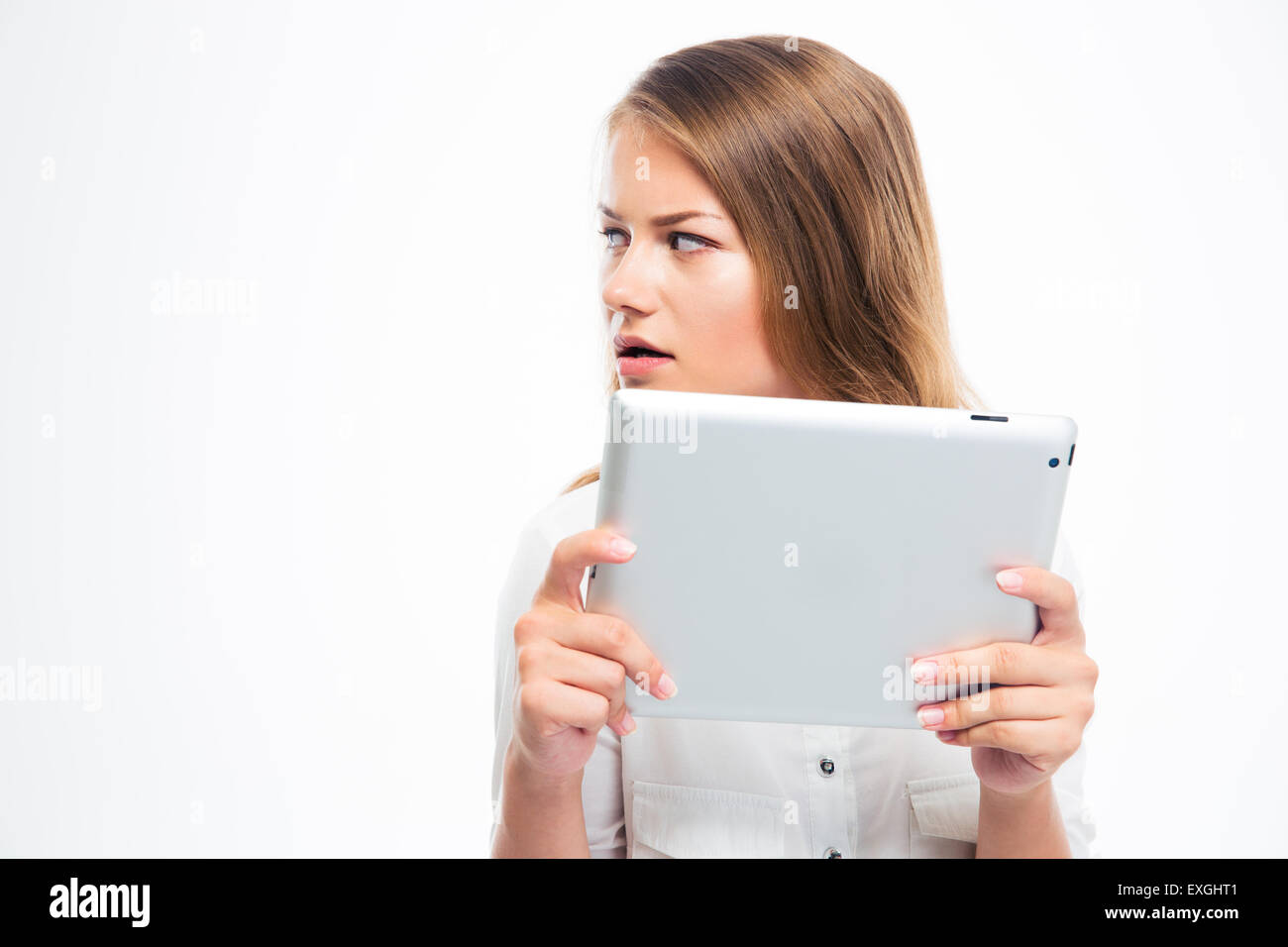 Young woman holding tablet computer et à l'écart isolé sur fond blanc Banque D'Images