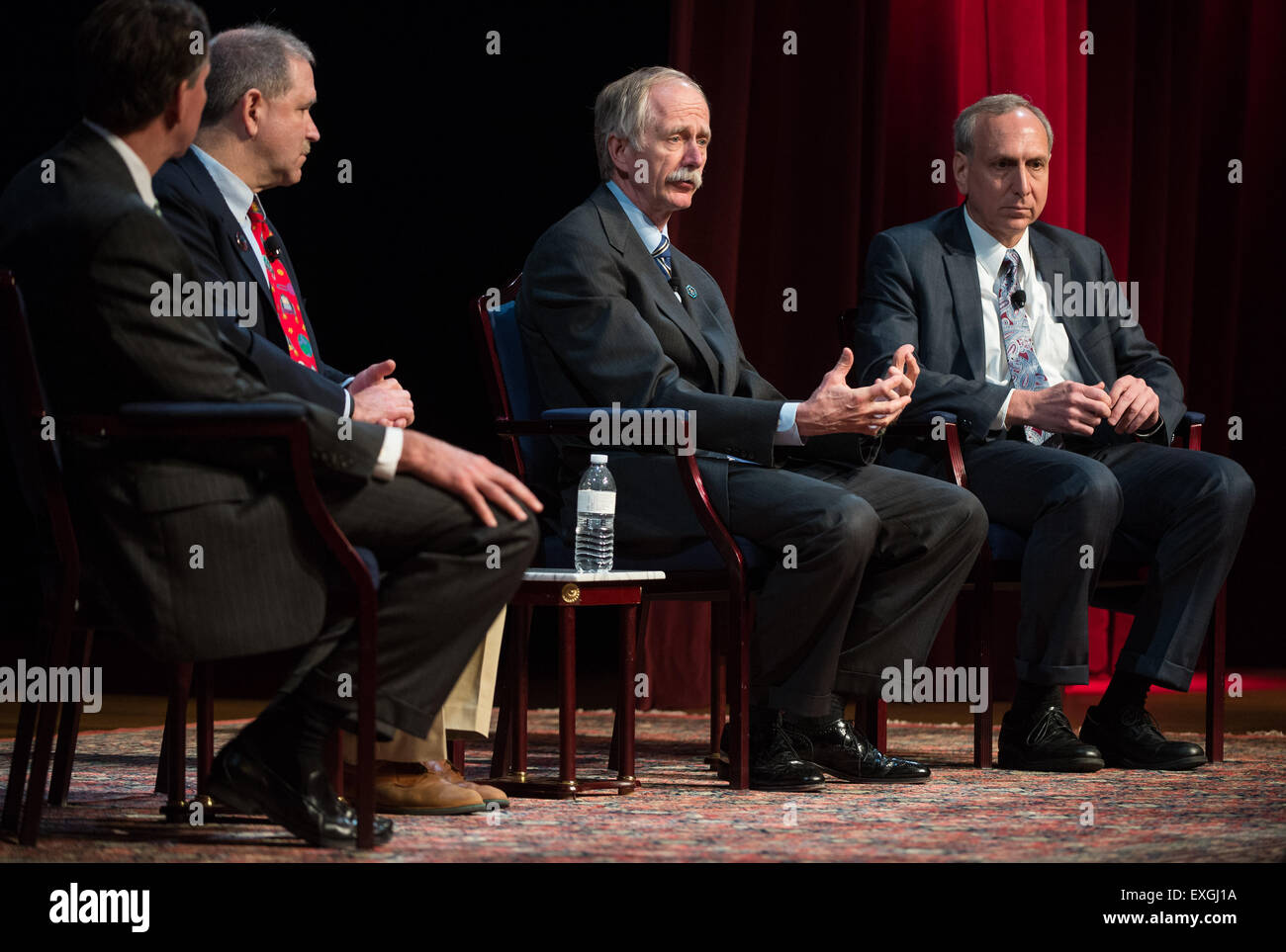 William Gerstenmaier, administrateur associé pour l'exploration humaine et des opérations, la NASA, répond à un membre de l'auditoire à la question du Sommet des êtres humains vers Mars le mardi 5 mai 2015 à l'Université George Washington à Washington, DC. Gerstenmaier faisait partie d'un groupe de leadership qui a parlé de chemin de la NASA pour l'exploration humaine de Mars. Banque D'Images