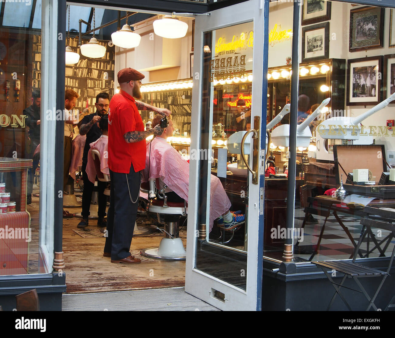 Intérieur d'une arcade Barton centre commercial victorien sur Deansgate et St Anne's Square à Manchester UK, montrant les barbiers. Banque D'Images