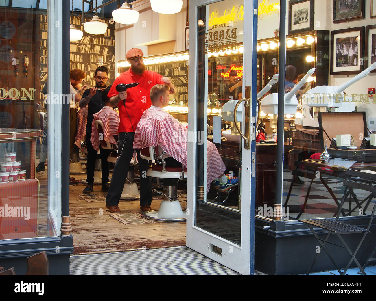 Intérieur d'une arcade Barton centre commercial victorien sur Deansgate et St Anne's Square à Manchester UK, montrant les barbiers. Banque D'Images
