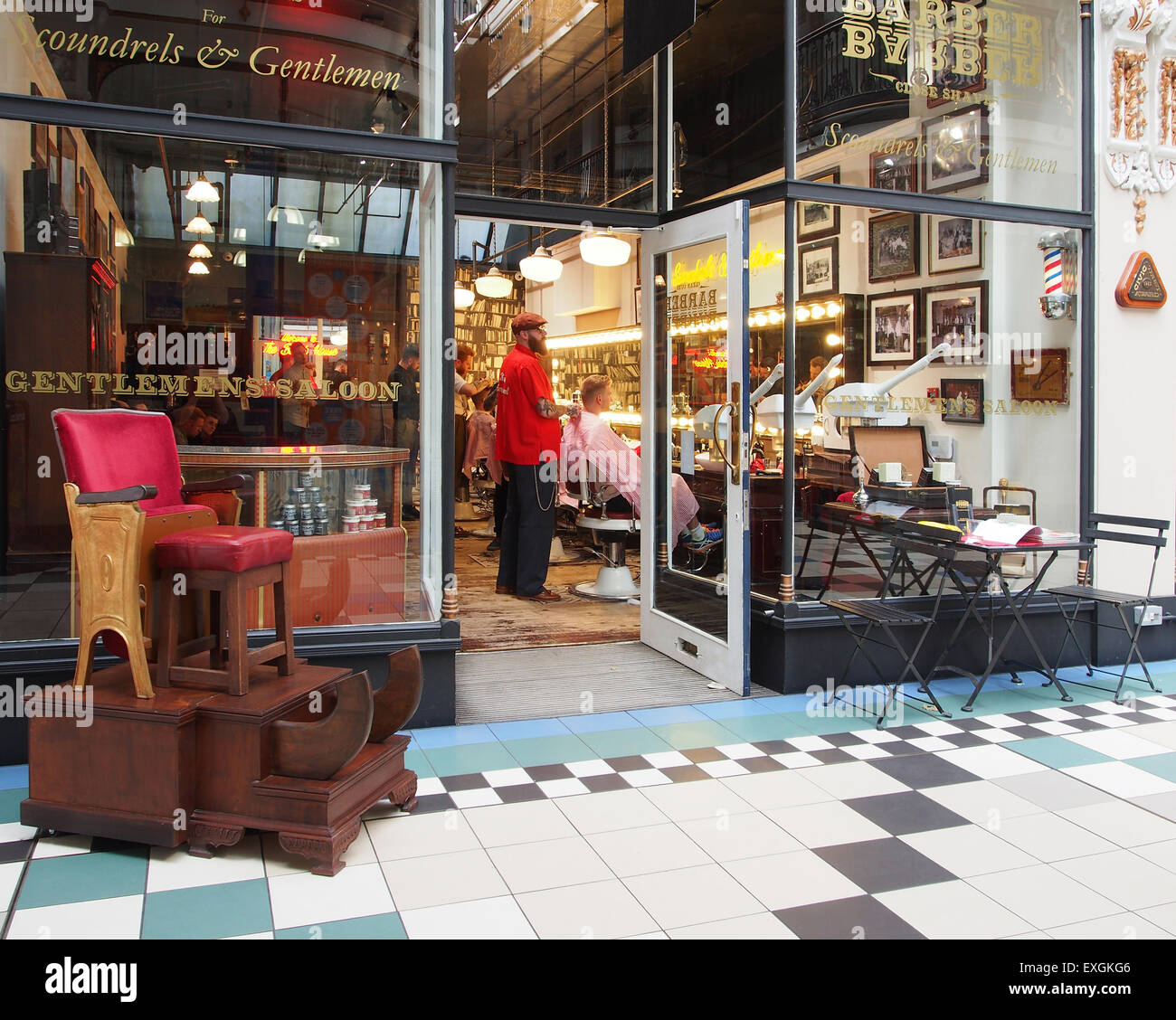 Intérieur d'une arcade Barton centre commercial victorien sur Deansgate et St Anne's Square à Manchester UK, montrant les barbiers. Banque D'Images