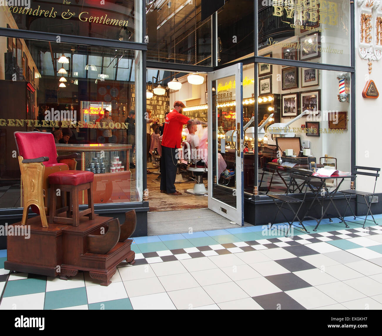 .Intérieur de Barton Arcade un centre commercial victorien sur Deansgate et St Anne's Square à Manchester UK, montrant les barbiers. Banque D'Images