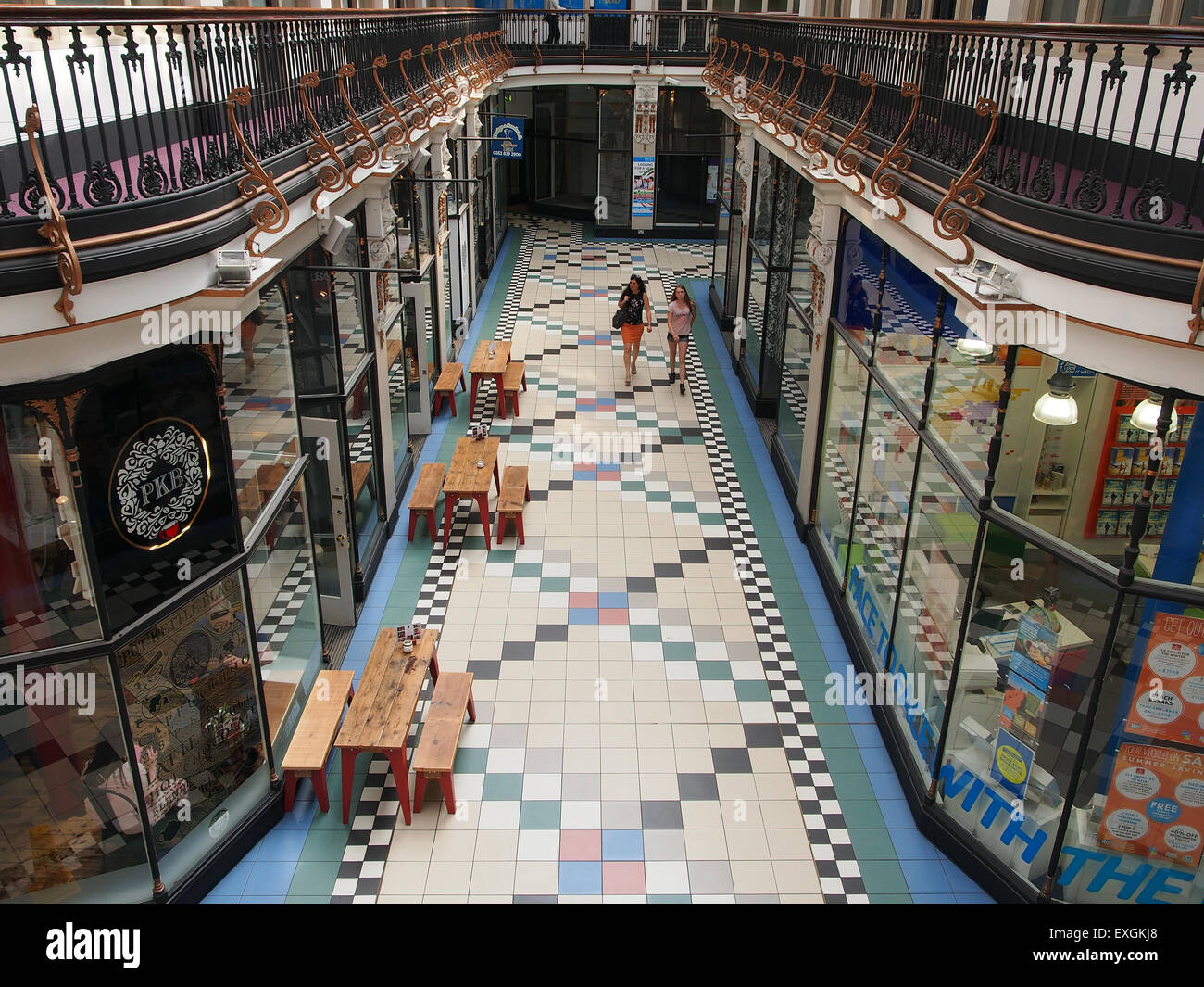 Intérieur d'une arcade Barton victorian centre commercial à Manchester UK à à des boutiques et des cafés au rez-de-chaussée. Banque D'Images