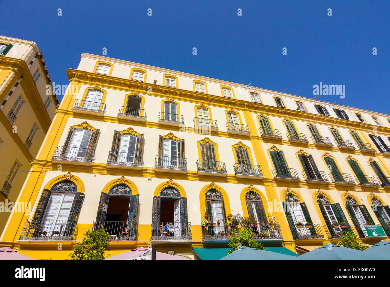 Jaune Vert avec des maisons élégantes fenêtres dans la ville de Malaga, Espagne Banque D'Images