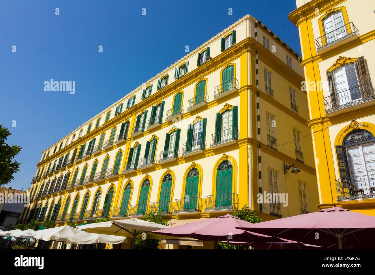 Jaune Vert avec des maisons élégantes fenêtres dans la ville de Malaga, Espagne Banque D'Images