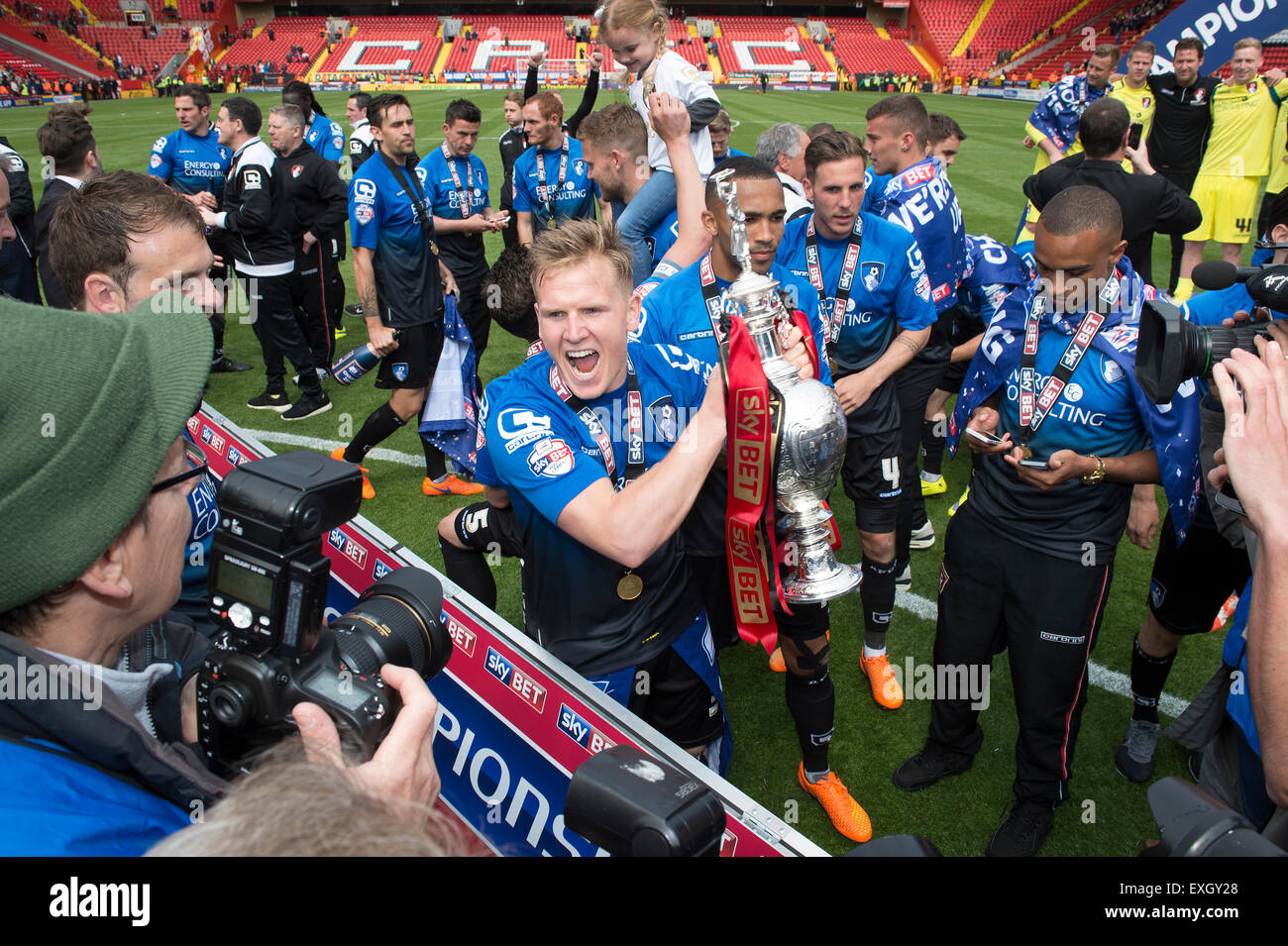 Matt Ritchie et d'autres joueurs de Bournemouth AFC célébrer remportant le championnat Sky Bet Banque D'Images
