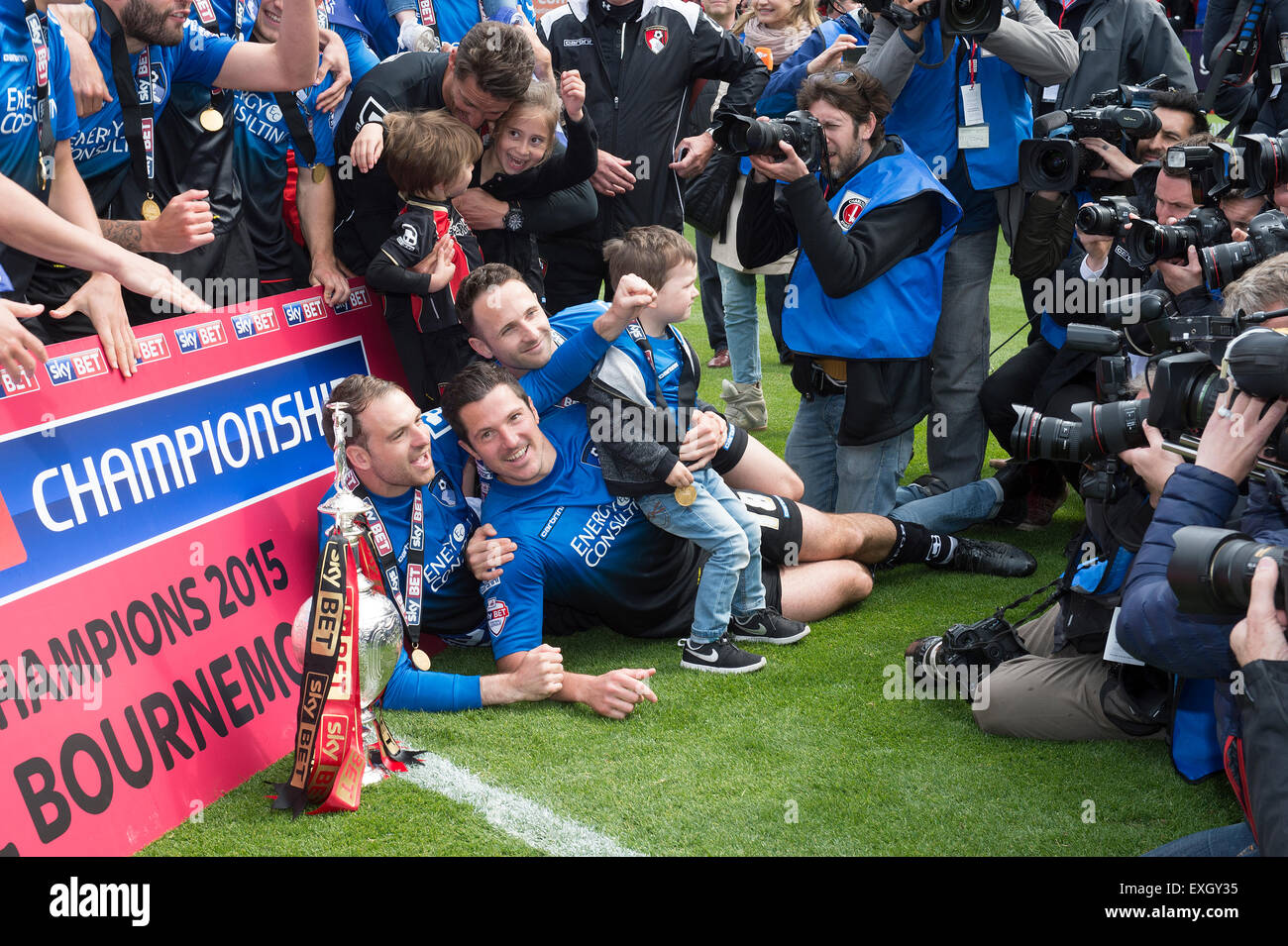 Les joueurs de Bournemouth AFC célébrer avec le trophée de championnat au stade de la vallée à Londres après avoir remporté la Ligue Banque D'Images