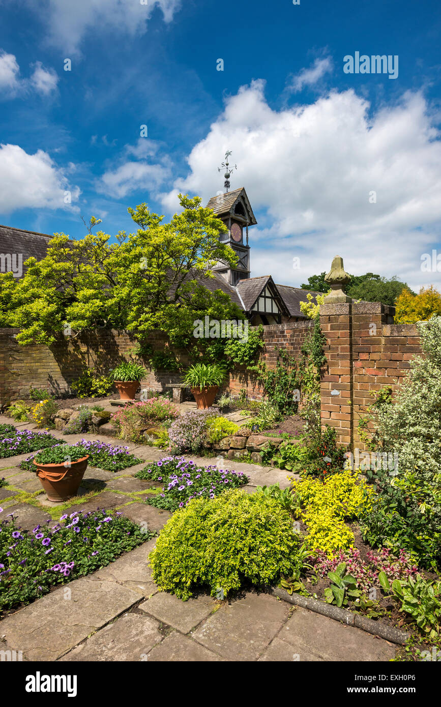 Le jardin du pavillon et tour de l'horloge à Arley Hall gardens dans le Cheshire, en Angleterre. Banque D'Images