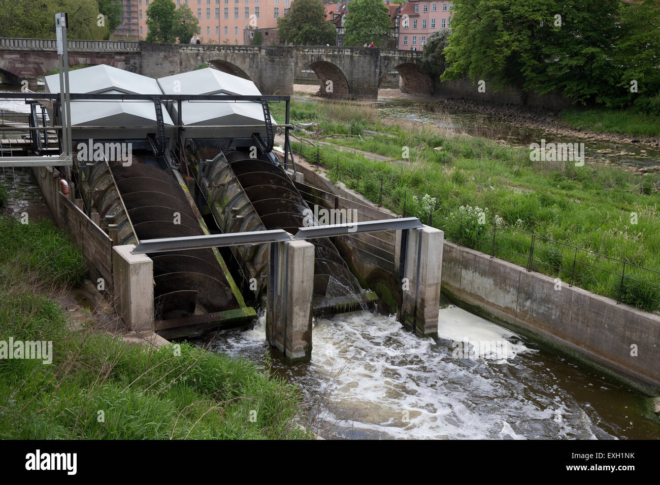 Vis d'Archimède 1 turbines hydroélectriques sur la rivière Werra Hann Munden Basse-saxe Allemagne Banque D'Images