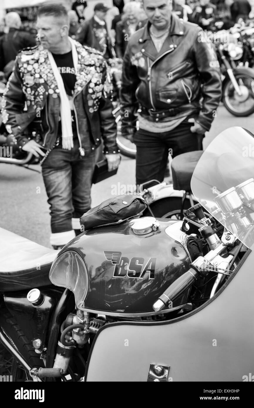Rockers et la motocyclette à la tonne jusqu'Jour, Jacks Hill Cafe, Towcester, Northamptonshire, Angleterre. Monochrome Banque D'Images