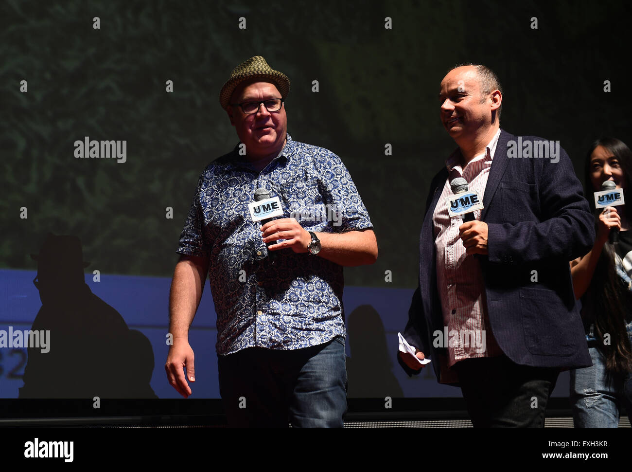 Beijing, capitale de la Chine. 14 juillet, 2015. Richard Starzak (L) et Mark Burton (R), les directeurs de film Shaun le mouton, assiste à la première mondiale à Beijing, capitale de la Chine, le 14 juillet 2015. Le film fait partie du programme de Sino-R.-U. Année de l'échange culturel et sera sur les écrans chinois de Juillet 17. Liangkuai Crédit : Jin/Xinhua/Alamy Live News Banque D'Images