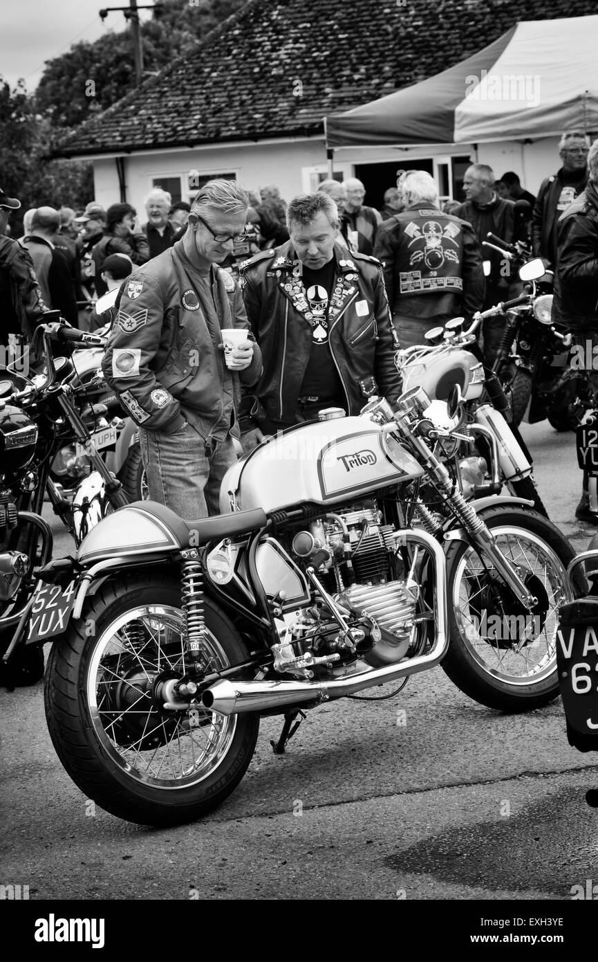 Rockers et la motocyclette à la tonne jusqu'Jour, Jacks Hill Cafe, Towcester, Northamptonshire, Angleterre. Monochrome Banque D'Images
