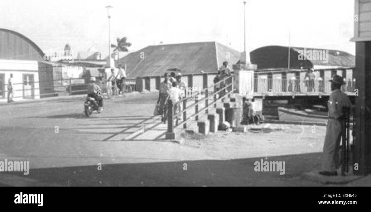 Un pont au Belize, anciennement connu sous le nom de Honduras britannique, construit avec le soutien du Conseil des missions mennonite. La structure est un élément important de l'infrastructure dans la région, améliorant le transport et la connectivité communautaire. Banque D'Images