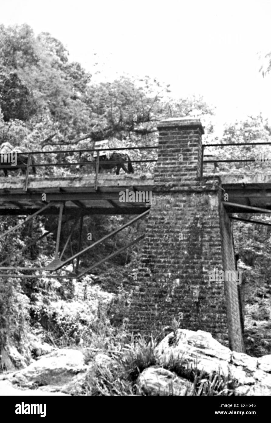 Un pont de 1952 sur une route commerciale en Inde, qui fait partie d'un projet de mission mennonite dans la région himalayenne, au milieu des défis de la saison de la mousson. Banque D'Images