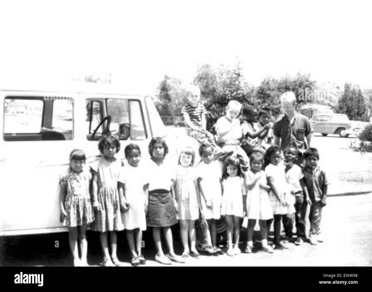 Un bus rempli d'enfants à Buckeye, Arizona, mettant en évidence le transport des jeunes pour un événement éducatif ou récréatif. Banque D'Images