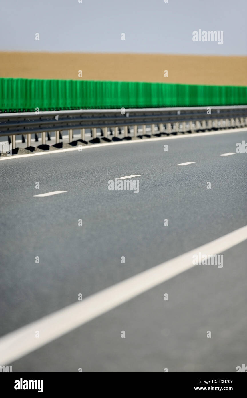 Deux voies vides avec champ de blé sur l'arrière-plan Banque D'Images