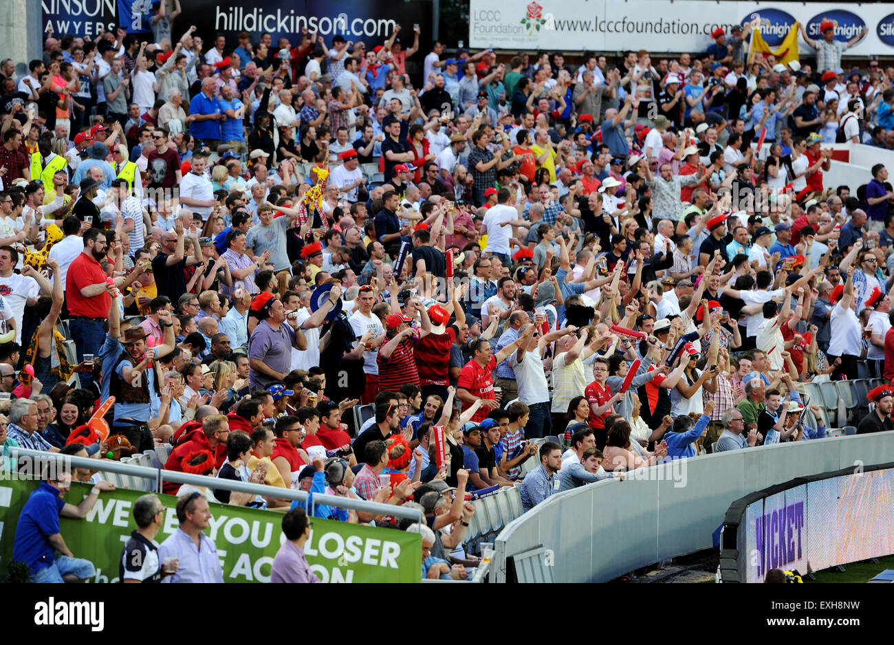 Fans de célébrer dans la foule à Unis Old Trafford, Manchester, Angleterre. T20 Blast cricket Lancashire v Yorkshire Banque D'Images