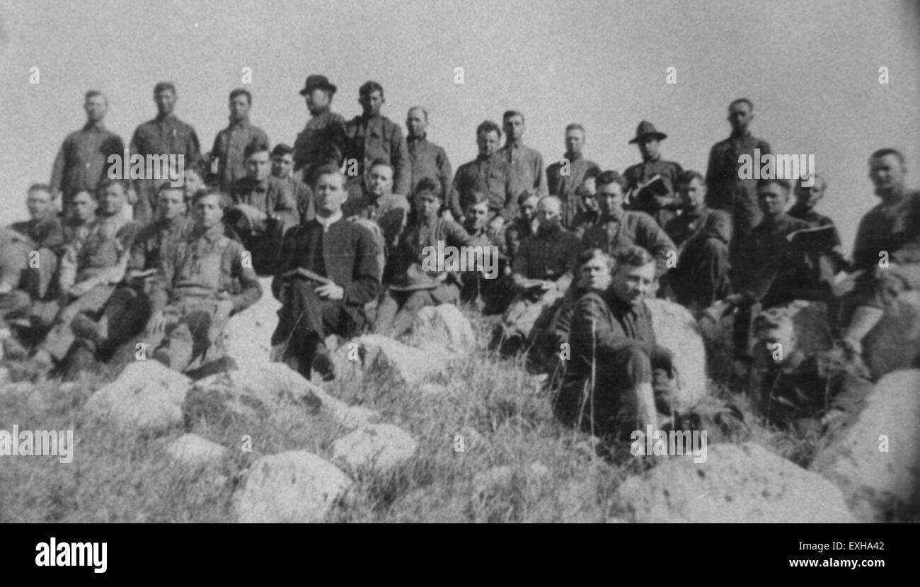 Cette image montre un culte auquel assistent des objecteurs de conscience (OC), reflétant leur attachement à des principes pacifiques et non violents en temps de guerre. Banque D'Images
