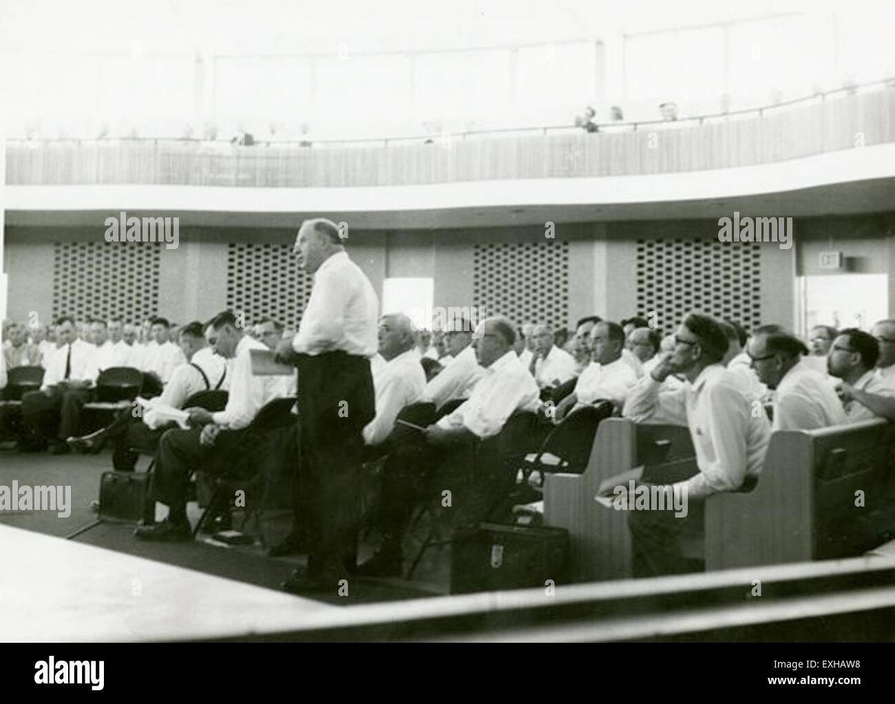 1959 Séance d'affaires H S Bender a la parole 1 Banque D'Images