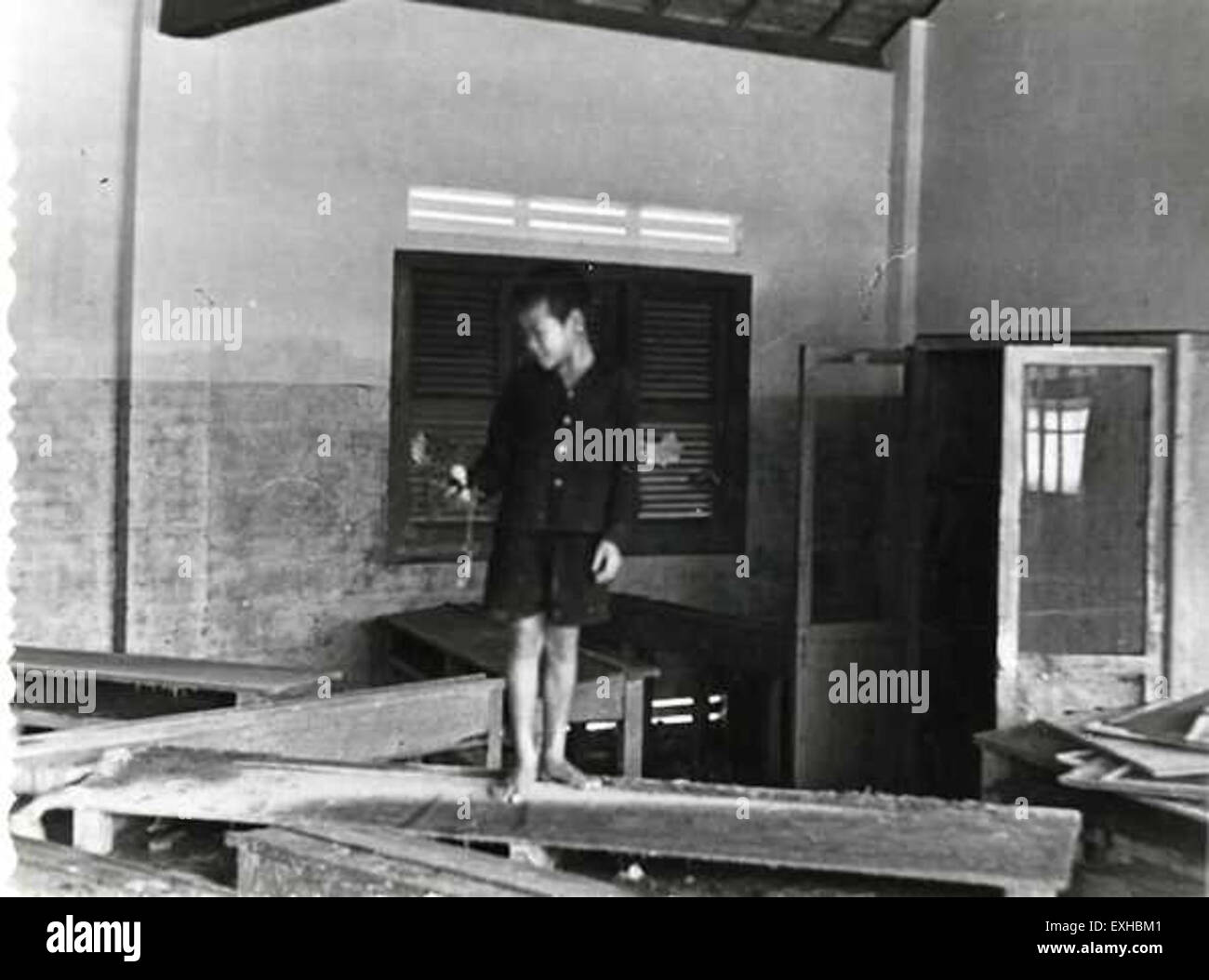 L'image montre les dégâts causés par les inondations dans une école, mettant en évidence les destructions causées par les inondations. L'événement a probablement perturbé les activités éducatives et posé des défis pour le rétablissement et la reconstruction. Banque D'Images