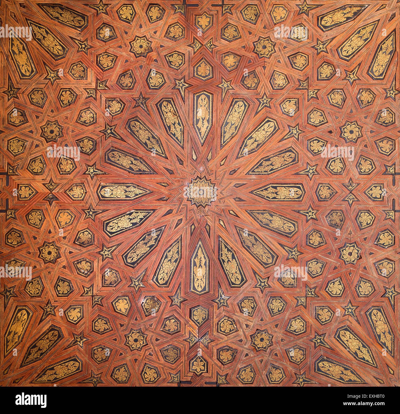 GRANADA, ESPAGNE - 30 MAI 2015 : Le détail de bois de style mudéjar plafond dans les palais Nasrides. Banque D'Images