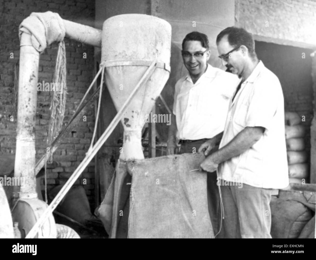 Les travailleurs broyent des aliments à Erb Chicken Farm en Argentine, une ferme exploitée par des mennonites, présentant des pratiques agricoles axées sur la production de volaille. Banque D'Images